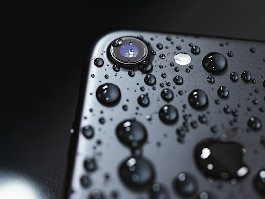 今回はiPhone水没時の応急処置法をお教えいたします